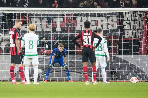 UEL: Bayer 04 Leverkusen - Celtic FC; 25.11.2021 Lukas Hradecky (Bayer 04 Leverkusen, 1) fokussiert auf Josip Juranovic (Celtic FC, 88) UEL: Bayer 04 Leverkusen - Celtic FC, BayArena Leverkusen Copyright: xBEAUTIFULxSPORTS Wunderlx