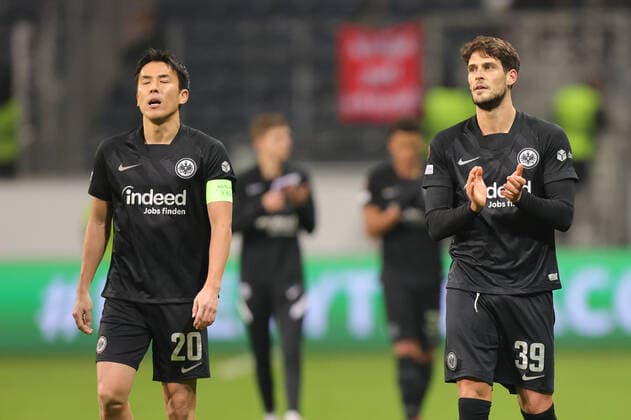 Eintracht Frankfurt - Royal Antwerp FC, UEFA Europa League Links Makoto Hasebe (Eintracht Frankfurt, 20), rechts Goncalo Paciencia (Eintracht Frankfurt, 39). Spiel der UEFA Europa League zwischen Eintracht Frankfurt und Royal Antwerpen am 25. November 2021 im Deutsche Bank Park in Frankfurt am Main., Frankfurt am Main Hessen Deutschland Deutsche Bank Park