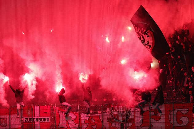 Eintracht Frankfurt - Royal Antwerp FC, UEFA Europa League Bengalos, Bengalische Feuer im Block der Antwerpener Fans. Spiel der UEFA Europa League zwischen Eintracht Frankfurt und Royal Antwerpen am 25. November 2021 im Deutsche Bank Park in Frankfurt am Main., Frankfurt am Main Hessen Deutschland Deutsche Bank Park
