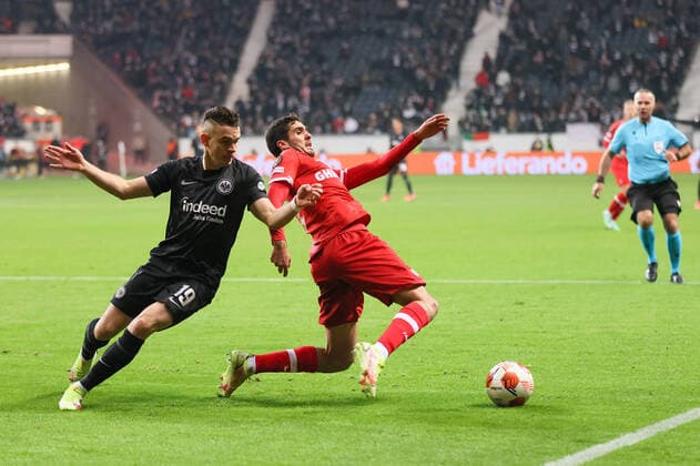 Eintracht Frankfurt - Royal Antwerp FC, UEFA Europa League Foulspiel von Rafael Santos BorrÃ , Borre (Eintracht Frankfurt, 19) an Dinis Almeida (Royal Antwerpen FC, 61). Spiel der UEFA Europa League zwischen Eintracht Frankfurt und Royal Antwerpen am 25. November 2021 im Deutsche Bank Park in Frankfurt am Main., Frankfurt am Main Hessen Deutschland Deutsche Bank Park