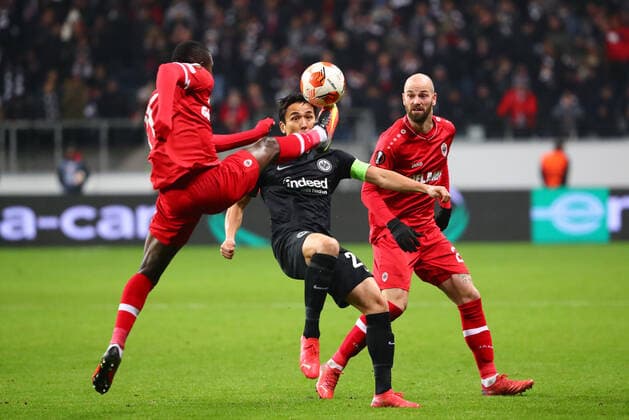 Ally Mbwana Samatta (Antwerpen) klaert vor Makoto Hasebe (Frankfurt), hinten: Dorian Dessoleil (Antwerpen) Eintracht Frankfurt vs Royal Antwerpen, Fussball, Uefa Europa League, 25.11.2021 Eintracht Frankfurt vs Royal Antwerpen, Fussball, Uefa Europa League, 25.11.2021 Frankfurt Copyright: xEibner-Pressefotox EP_RWS