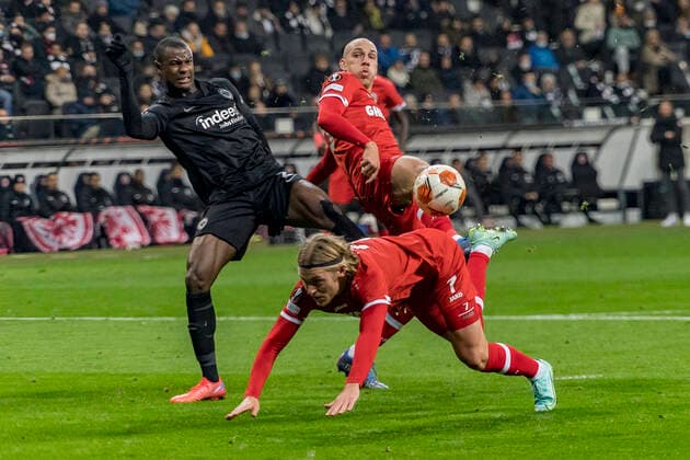 UEFA Europa League, Eintracht Frankfurt vs. Royal Antwerpen FC, Frankfurt, Deutsche Bank Park, 25.11.2021 Evan Ndicka (Eintracht Frankfurt 2) & Michael Frey (Royal Antwerpen FC 99) & Viktor Fischer (Royal Antwerpen FC 7), Eintracht Frankfurt vs. Royal Antwerpen FC, Frankfurt, Deutsche Bank Park, 25.11.2021 Copyright: xBEAUTIFULxSPORTS Gawlikx