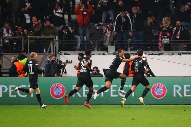 Frankfurter Spieler feiern das Tor zum 2:2 durch Goncalo Paciencia (Frankfurt, rechts) Eintracht Frankfurt vs Royal Antwerpen, Fussball, Uefa Europa League, 25.11.2021 Eintracht Frankfurt vs Royal Antwerpen, Fussball, Uefa Europa League, 25.11.2021 Frankfurt Copyright: xEibner-Pressefotox EP_RWS