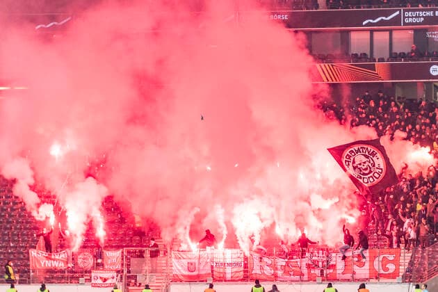 UEFA Europa League, Eintracht Frankfurt vs. Royal Antwerpen FC, Frankfurt, Deutsche Bank Park, 25.11.2021 Pyro im Gästeblock, Eintracht Frankfurt vs. Royal Antwerpen FC, Frankfurt, Deutsche Bank Park, 25.11.2021 Copyright: xBEAUTIFULxSPORTS Gawlikx