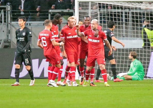25.11.2021, xovx, Fußball UEFA Europa League, Eintracht Frankfurt - Royal Antwerpen Jubel nach dem Tor zum 1:1 durcch Radja Nainggolan (Royal Antwerpen, 3.v.re.) (DFL DFB REGULATIONS PROHIBIT ANY USE OF PHOTOGRAPHS as IMAGE SEQUENCES and or QUASI-VIDEO) emspor Frankfurt