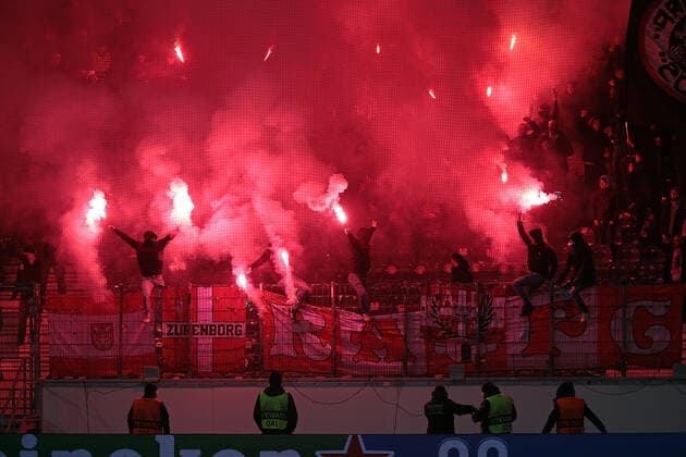 25.11.2021, xovx, Fußball UEFA Europa League, Eintracht Frankfurt - Royal Antwerpen Pyrotechnik bei den Fans von Royal Antwerpen (DFL DFB REGULATIONS PROHIBIT ANY USE OF PHOTOGRAPHS as IMAGE SEQUENCES and or QUASI-VIDEO) emspor Frankfurt