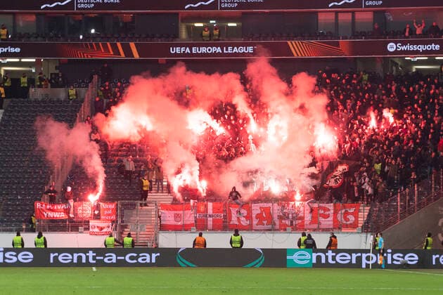 UEFA Europa League, Eintracht Frankfurt vs. Royal Antwerpen FC, Frankfurt, Deutsche Bank Park, 25.11.2021 Royal Antwerpen Fans Pyro, Eintracht Frankfurt vs. Royal Antwerpen FC, Frankfurt, Deutsche Bank Park, 25.11.2021 Copyright: xBEAUTIFULxSPORTS Gawlikx