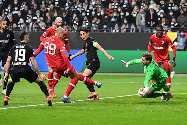 25.11.2021, xjhx, Fussball UEFA Europa League, Eintracht Frankfurt - Royal Antwerpen emspor, v.l. Rafael Borre, Rafael Santos Borre Maury (Eintracht Frankfurt) Michael Frey (Royal Antwerpen) Richie de Laet (Royal Antwerpen) Makoto Hasebe (Eintracht Frankfurt) Kevin Trapp (Eintracht Frankfurt) Zweikampf, Aktion, action, battle for the ball (DFL DFB REGULATIONS PROHIBIT ANY USE OF PHOTOGRAPHS as IMAGE SEQUENCES and or QUASI-VIDEO) Frankfurt am Main