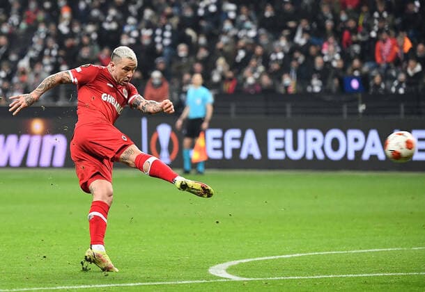 25.11.2021, xjhx, Fussball UEFA Europa League, Eintracht Frankfurt - Royal Antwerpen emspor, v.l. Radja Nainggolan (Royal Antwerpen) erzielt das Tor zum scores the Goal 1:1 (DFL DFB REGULATIONS PROHIBIT ANY USE OF PHOTOGRAPHS as IMAGE SEQUENCES and or QUASI-VIDEO) Frankfurt am Main
