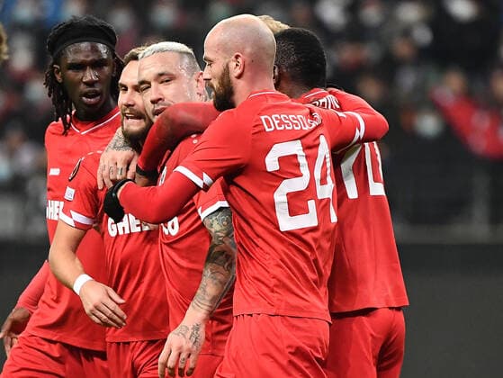 25.11.2021, xjhx, Fussball UEFA Europa League, Eintracht Frankfurt - Royal Antwerpen emspor, v.l. Torjubel nach dem Tor zum celebrating the goal celebrate 1:1 durch Radja Nainggolan (Royal Antwerpen) (DFL DFB REGULATIONS PROHIBIT ANY USE OF PHOTOGRAPHS as IMAGE SEQUENCES and or QUASI-VIDEO) Frankfurt am Main