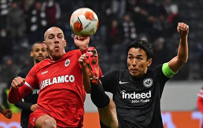 25.11.2021, xjhx, Fussball UEFA Europa League, Eintracht Frankfurt - Royal Antwerpen emspor, v.l. Michael Frey (Royal Antwerpen) Makoto Hasebe (Eintracht Frankfurt) Zweikampf, Aktion, action, battle for the ball (DFL DFB REGULATIONS PROHIBIT ANY USE OF PHOTOGRAPHS as IMAGE SEQUENCES and or QUASI-VIDEO) Frankfurt am Main