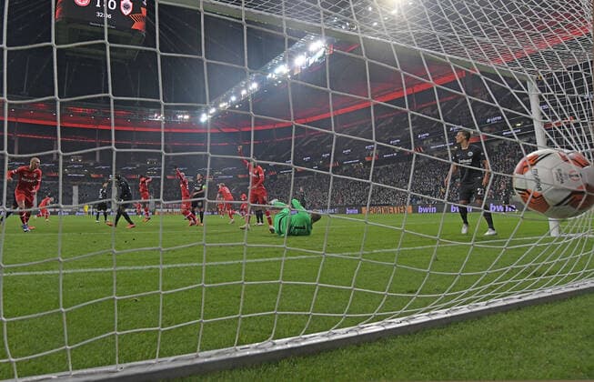 25.11.2021, xjhx, Fussball UEFA Europa League, Eintracht Frankfurt - Royal Antwerpen emspor, v.l. Radja Nainggolan (Royal Antwerpen) erzielt das Tor zum scores the Goal Kevin Trapp (Eintracht Frankfurt) (DFL DFB REGULATIONS PROHIBIT ANY USE OF PHOTOGRAPHS as IMAGE SEQUENCES and or QUASI-VIDEO) Frankfurt am Main