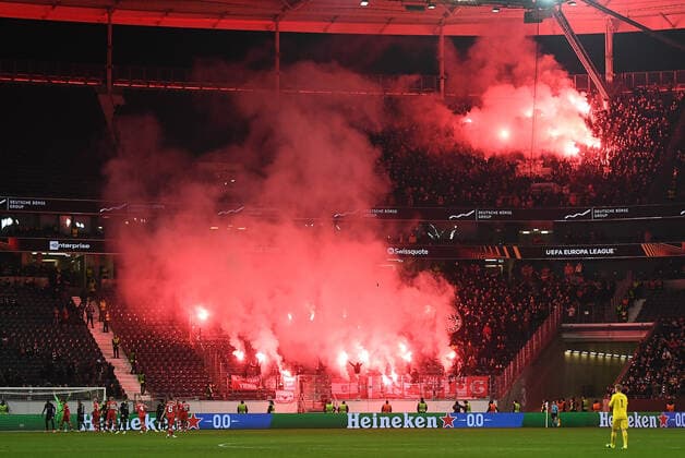 25.11.2021, xjhx, Fussball UEFA Europa League, Eintracht Frankfurt - Royal Antwerpen emspor, v.l. Fans Zuschauer Ultras von Royal Antwerpen zuenden Pyrotechnik, Bengalos, Boeller (DFL DFB REGULATIONS PROHIBIT ANY USE OF PHOTOGRAPHS as IMAGE SEQUENCES and or QUASI-VIDEO) Frankfurt am Main