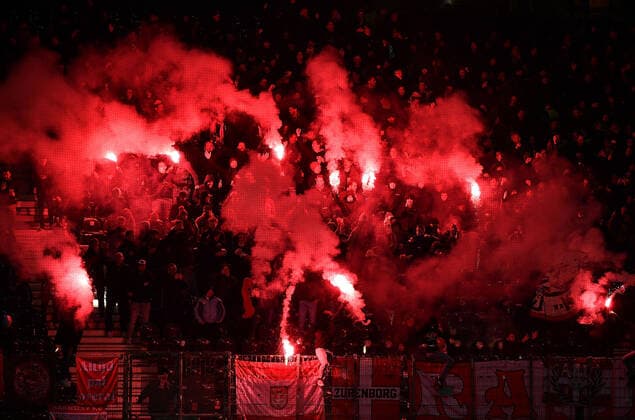 25.11.2021, xjhx, Fussball UEFA Europa League, Eintracht Frankfurt - Royal Antwerpen emspor, v.l. Fans Zuschauer Ultras von Royal Antwerpen zuenden Pyrotechnik, Bengalos, Boeller (DFL DFB REGULATIONS PROHIBIT ANY USE OF PHOTOGRAPHS as IMAGE SEQUENCES and or QUASI-VIDEO) Frankfurt am Main