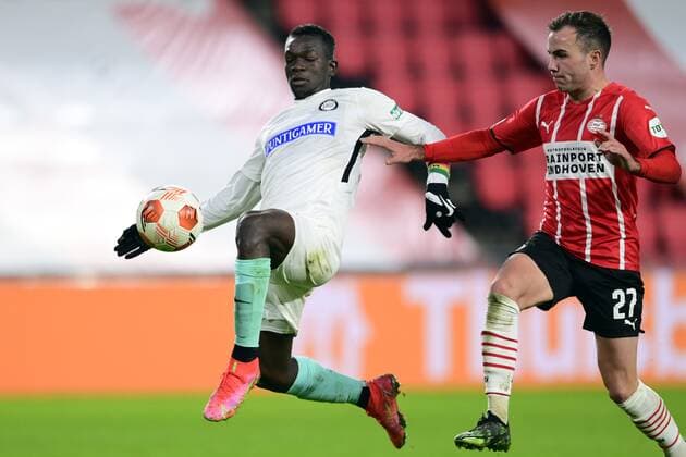 EINDHOVEN - (lr) Amadou Dante of Sturm Graz, Mario Gotze of PSV Eindhoven during the UEFA Europa League match between PSV Eindhoven and Sturm Graz at Phillips Stadium on November 25, 2021 in Eindhoven, Netherlands. ANP OLAF KRAAK UEFA Europa League 2021 2022 xVIxANPxSportx xxANPxIVx