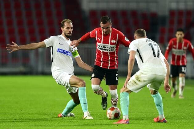 EINDHOVEN - (lr) Jon Stankovic of Sturm Graz, Mario Gotze of PSV Eindhoven, Lukas Jager of Sturm Graz during the UEFA Europa League match between PSV Eindhoven and Sturm Graz at Phillips Stadium on November 25, 2021 in Eindhoven, Netherlands. ANP OLAF KRAAK UEFA Europa League 2021 2022 xVIxANPxSportx xxANPxIVx