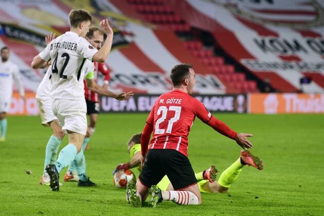 EINDHOVEN - Mario Gotze of PSV Eindhoven reacts during the UEFA Europa League match between PSV Eindhoven and Sturm Graz at Phillips Stadium on November 25, 2021 in Eindhoven, Netherlands. ANP OLAF KRAAK UEFA Europa League 2021 2022 xVIxANPxSportx xxANPxIVx