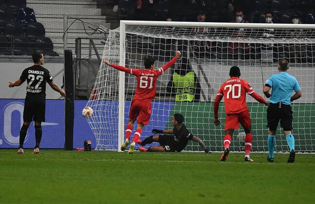 25.11.2021, xjhx, Fussball UEFA Europa League, Eintracht Frankfurt - Royal Antwerpen emspor, v.l. das vermeintliche Tor zum 1:2 durch Richie de Laet (Royal Antwerpen) Abseits VAR Kevin Trapp (Eintracht Frankfurt) (DFL DFB REGULATIONS PROHIBIT ANY USE OF PHOTOGRAPHS as IMAGE SEQUENCES and or QUASI-VIDEO) Frankfurt am Main