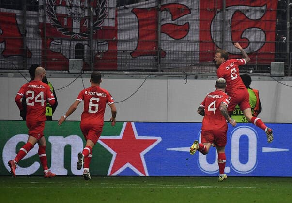 25.11.2021, xjhx, Fussball UEFA Europa League, Eintracht Frankfurt - Royal Antwerpen emspor, v.l. Torjubel nach dem vermeintlichen Tor zum celebrating the goal celebrateTor zum 1:2 durch Richie de Laet (Royal Antwerpen) Abseits VAR (DFL DFB REGULATIONS PROHIBIT ANY USE OF PHOTOGRAPHS as IMAGE SEQUENCES and or QUASI-VIDEO) Frankfurt am Main