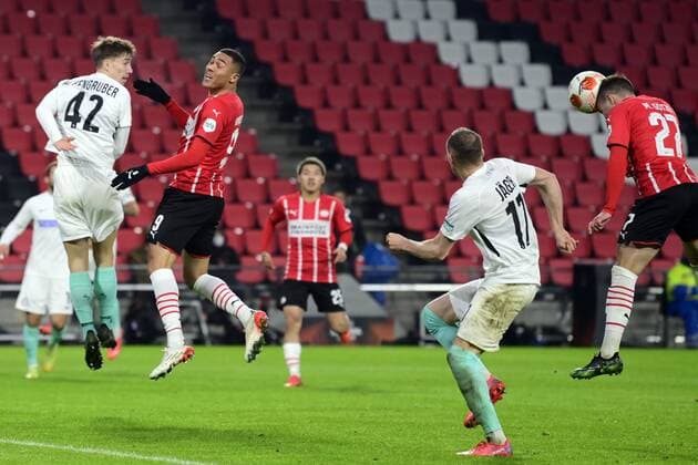 EINDHOVEN - (lr) David Affengruber of Sturm Graz, Carlos Vinicius of PSV Eindhoven, Lukas Jager of Sturm Graz, Mario Gotze of PSV Eindhoven during the UEFA Europa League match between PSV Eindhoven and Sturm Graz at Phillips stadium on November 25, 2021 in Eindhoven , The Netherlands. ANP OLAF KRAAK UEFA Europa League 2021 2022 xVIxANPxSportx xxANPxIVx