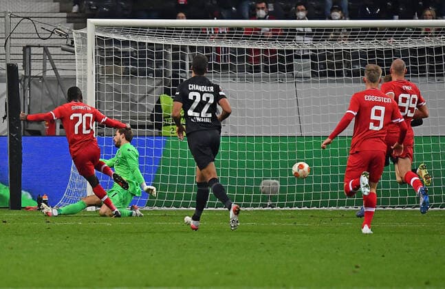 25.11.2021, xjhx, Fussball UEFA Europa League, Eintracht Frankfurt - Royal Antwerpen emspor, v.l. Ally Samatta (Royal Antwerpen) Kevin Trapp (Eintracht Frankfurt) erzielt das Tor zum scores the Goal 1:2 (DFL DFB REGULATIONS PROHIBIT ANY USE OF PHOTOGRAPHS as IMAGE SEQUENCES and or QUASI-VIDEO) Frankfurt am Main