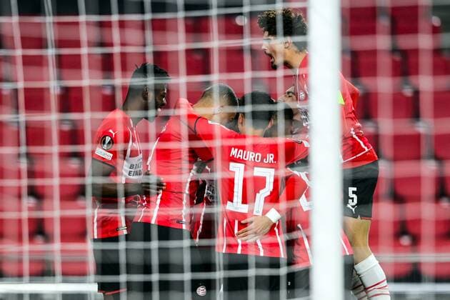 EINDHOVEN - PSV celebrate the 2-0 defeat by Bruma of PSV Eindhoven during the UEFA Europa League match between PSV Eindhoven and Sturm Graz at Phillips Stadium on November 25, 2021 in Eindhoven, Netherlands. ANP OLAF KRAAK UEFA Europa League 2021 2022 xVIxANPxSportx xxANPxIVx