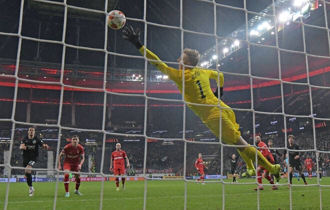 25.11.2021, xjhx, Fussball UEFA Europa League, Eintracht Frankfurt - Royal Antwerpen emspor, v.l. Goncalo Paciencia (Eintracht Frankfurt) erzielt das Tor zum scores the Goal 2:2 (DFL DFB REGULATIONS PROHIBIT ANY USE OF PHOTOGRAPHS as IMAGE SEQUENCES and or QUASI-VIDEO) Frankfurt am Main