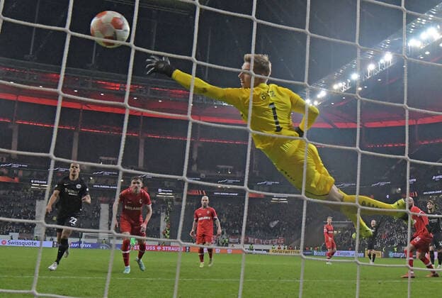 25.11.2021, xjhx, Fussball UEFA Europa League, Eintracht Frankfurt - Royal Antwerpen emspor, v.l. Goncalo Paciencia (Eintracht Frankfurt) erzielt das Tor zum scores the Goal 2:2 (DFL DFB REGULATIONS PROHIBIT ANY USE OF PHOTOGRAPHS as IMAGE SEQUENCES and or QUASI-VIDEO) Frankfurt am Main