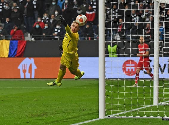 25.11.2021, xjhx, Fussball UEFA Europa League, Eintracht Frankfurt - Royal Antwerpen emspor, v.l. Goncalo Paciencia (Eintracht Frankfurt) erzielt das Tor zum scores the Goal 2:2 Jean Butez (Royal Antwerpen) (DFL DFB REGULATIONS PROHIBIT ANY USE OF PHOTOGRAPHS as IMAGE SEQUENCES and or QUASI-VIDEO) Frankfurt am Main