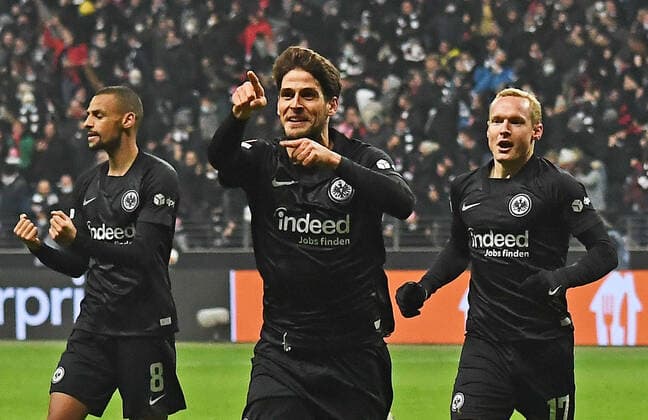 25.11.2021, xjhx, Fussball UEFA Europa League, Eintracht Frankfurt - Royal Antwerpen emspor, v.l. Goncalo Paciencia (Eintracht Frankfurt) Torjubel nach dem Tor zum celebrating the goal celebrate 2:2 (DFL DFB REGULATIONS PROHIBIT ANY USE OF PHOTOGRAPHS as IMAGE SEQUENCES and or QUASI-VIDEO) Frankfurt am Main