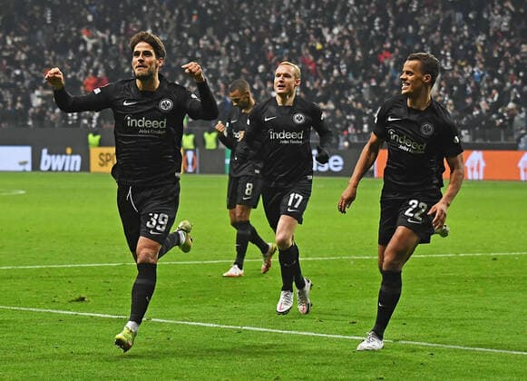 25.11.2021, xjhx, Fussball UEFA Europa League, Eintracht Frankfurt - Royal Antwerpen emspor, v.l. Goncalo Paciencia (Eintracht Frankfurt) Torjubel nach dem Tor zum celebrating the goal celebrate 2:2 (DFL DFB REGULATIONS PROHIBIT ANY USE OF PHOTOGRAPHS as IMAGE SEQUENCES and or QUASI-VIDEO) Frankfurt am Main