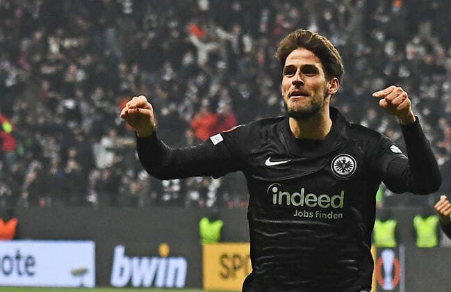 25.11.2021, xjhx, Fussball UEFA Europa League, Eintracht Frankfurt - Royal Antwerpen emspor, v.l. Goncalo Paciencia (Eintracht Frankfurt) Torjubel nach dem Tor zum celebrating the goal celebrate 2:2 (DFL DFB REGULATIONS PROHIBIT ANY USE OF PHOTOGRAPHS as IMAGE SEQUENCES and or QUASI-VIDEO) Frankfurt am Main