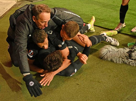 Sport Bilder des Tages 25.11.2021, xjhx, Fussball UEFA Europa League, Eintracht Frankfurt - Royal Antwerpen emspor, v.l. Goncalo Paciencia (Eintracht Frankfurt) Torjubel nach dem Tor zum celebrating the goal celebrate 2:2 (DFL DFB REGULATIONS PROHIBIT ANY USE OF PHOTOGRAPHS as IMAGE SEQUENCES and or QUASI-VIDEO) Frankfurt am Main