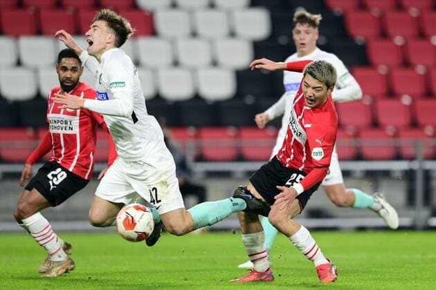 EINDHOVEN - (lr) David Affengruber of Sturm Graz, Ritsu Doan of PSV Eindhoven during the UEFA Europa League match between PSV Eindhoven and Sturm Graz at Phillips Stadium on November 25, 2021 in Eindhoven, Netherlands. ANP OLAF KRAAK UEFA Europa League 2021 2022 xVIxANPxSportx xxANPxIVx