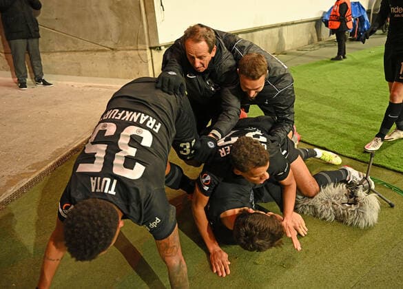 25.11.2021, xjhx, Fussball UEFA Europa League, Eintracht Frankfurt - Royal Antwerpen emspor, v.l. Goncalo Paciencia (Eintracht Frankfurt) Torjubel nach dem Tor zum celebrating the goal celebrate 2:2 (DFL DFB REGULATIONS PROHIBIT ANY USE OF PHOTOGRAPHS as IMAGE SEQUENCES and or QUASI-VIDEO) Frankfurt am Main