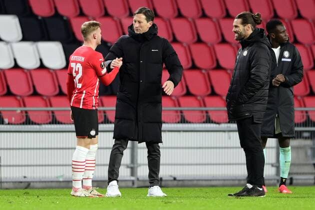 EINDHOVEN - (lr) Yorbe Vertessen of PSV Eindhoven, PSV Eindhoven coach Roger Schmidt during the UEFA Europa League match between PSV Eindhoven and Sturm Graz at Phillips Stadium on November 25, 2021 in Eindhoven, Netherlands. ANP OLAF KRAAK UEFA Europa League 2021 2022 xVIxANPxSportx xxANPxIVx