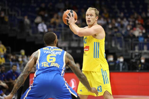 DEU, EuroLeague, ALBA vs. Maccabi Tel Aviv, 25.11.2021, Mercedes-Benz-Arena, Berlin, DEU, EuroLeague, ALBA vs. Maccabi Tel Aviv, im Bild Luke Sikma (ALBA Berlin 43), Derrick Williams (Maccabi Tel Aviv 6)