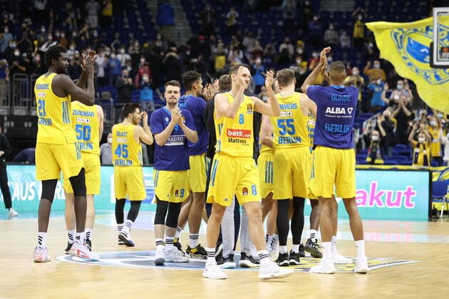 DEU, EuroLeague, ALBA vs. Maccabi Tel Aviv, 25.11.2021, Mercedes-Benz-Arena, Berlin, DEU, EuroLeague, ALBA vs. Maccabi Tel Aviv, im Bild ALBA-Spielerkreis