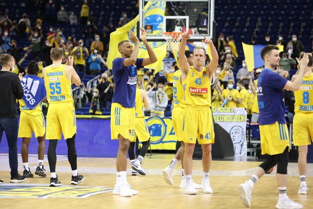 DEU, EuroLeague, ALBA vs. Maccabi Tel Aviv, 25.11.2021, Mercedes-Benz-Arena, Berlin, DEU, EuroLeague, ALBA vs. Maccabi Tel Aviv, im Bild ALBA-Spielerkreis, Luke Sikma (ALBA Berlin 43), Louis Olinde (ALBA Berlin 19)