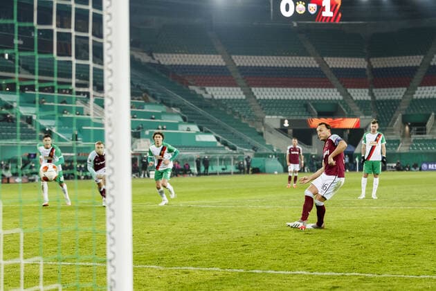 Mark Noble of West Ham United scores their second goal to make the score 0-2 during the UEFA Europa League Group H match between Rapid Vienna and West Ham United at Allianz Stadion Where: Vienna, Austria When: 25 Nov 2021 Credit: Daniel phcimages Cover Images **NOT AVAILABLE FOR PUBLICATION IN UK NEWSPAPERS** Copyright: xDaniel phcimages CoverxImagesx 50935819 EDITORIAL USE ONLY. RESTRICTED TO NEWSPAPERS BASED IN THE UK