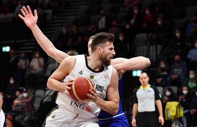 25.11.2021 - Basketball - Länderspiel - Qualifikation Weltmeisterschaft- World Cup European Qualifiers - Deutschland ( Germany ) vs Estland ( Estonia ) - - Leon Kratzer (34, Deutschland ) vor Rauno Nurger (20, Estland )