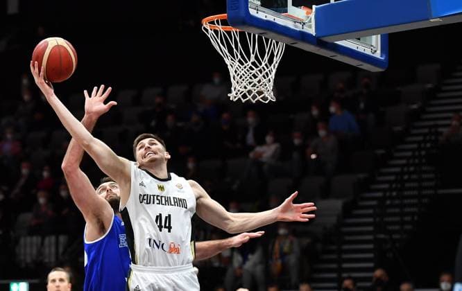 25.11.2021 - Basketball - Länderspiel - Qualifikation Weltmeisterschaft- World Cup European Qualifiers - Deutschland ( Germany ) vs Estland ( Estonia ) - - David Krämer Kraemer (44, Deutschland ) vor Kristjan Kitsing (33, Estland )