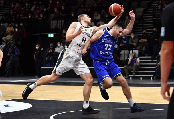 25.11.2021 - Basketball - Länderspiel - Qualifikation Weltmeisterschaft- World Cup European Qualifiers - Deutschland ( Germany ) vs Estland ( Estonia ) - - Christian Sengfelder (43, Deutschland ) Kristian Kullamae (77, Estland , rechts )