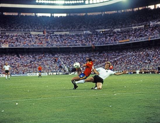 02.07.82 Deutschland - Spanien Spanien, Madrid, 02.07.1982, Fussball, FIFA WM 1982 in Spanien, DFB Deutschland - Spanien (2:1): v.l. Santillana (Spanien), Karlheinz Förster (Deutschland). *** 02 07 82 Germany Spain Spain, Madrid, 02 07 1982, Football, FIFA World Cup 1982 in Spain, DFB Germany Spain 2 1 v l Santillana Spain , Karlheinz Förster Germany