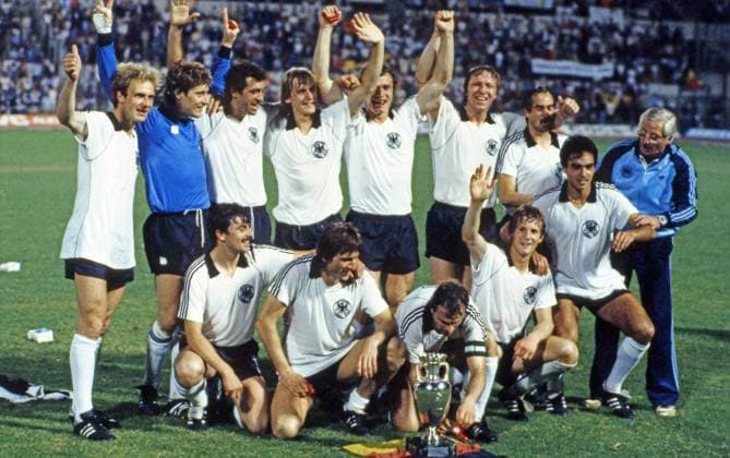 22.06.1980 22.06.1980, Fussball Europameisterschaft 1980 in Italien, Finale, BRD Deutschland (DFB) - Belgien (2:1): Team Deutschland Mannschaft Kader mit dem Pokal Trophäe Obere Reihe v.l. Karl-Heinz Rummenigge, Harald Toni Schumacher, Bernd Cullmann, Bernd Schuster, Hans-Peter Briegel, Horst Hrubesch, Uli Stielike, Jupp Derwall (Trainer) Untere Reihe v.l. Klaus Allofs, Manfred Kaltz, Bernhard Dietz, Karlheinz Förster, Hansi Müller.