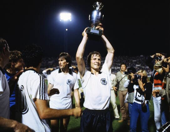 22.06.1980 22.06.1980, Fussball Europameisterschaft 1980 in Italien, Finale, BRD Deutschland (DFB) - Belgien (2:1): Karlheinz Förster mit dem Pokal Trophäe. *** 22 06 1980 22 06 1980, European Football Championship 1980 in Italy, Final, FRG Germany DFB Belgium 2 1 Karlheinz Förster with the Cup Trophy