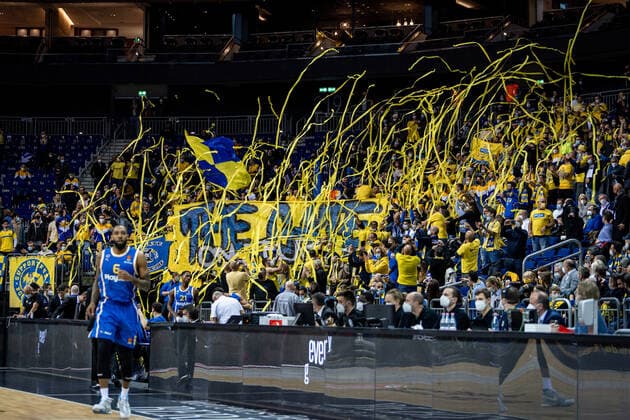 Basketball Berlin 25.11.2021 Saison 2021 2022 EuroLeague 12.Spieltag Alba Berlin vs Maccabi Tel Aviv Fans Fanblock Maccabi Tel Aviv