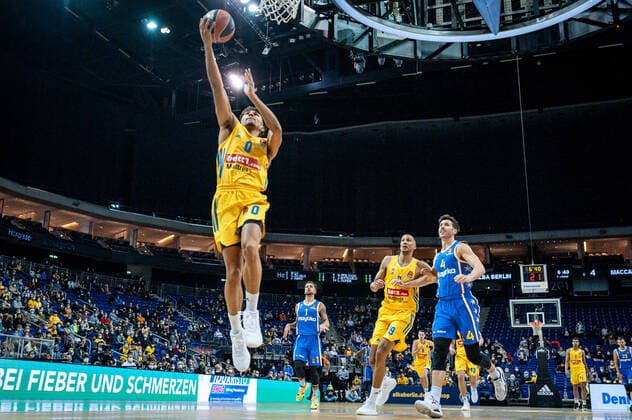 Basketball Berlin 25.11.2021 Saison 2021 2022 EuroLeague 12.Spieltag Alba Berlin vs Maccabi Tel Aviv Maodo Lo (Alba, No. 0)