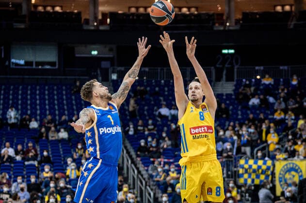 Basketball Berlin 25.11.2021 Saison 2021 2022 EuroLeague 12.Spieltag Alba Berlin vs Maccabi Tel Aviv vl: Scottie Wilbekin (Tel Aviv, No. 01), Marcus Eriksson (Alba, No. 8)