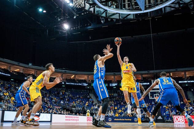 Basketball Berlin 25.11.2021 Saison 2021 2022 EuroLeague 12.Spieltag Alba Berlin vs Maccabi Tel Aviv Ante Zizic (Tel Aviv, No. 23), Marcus Eriksson (Alba, No. 8), James Nunnally (Tel Aviv, No. 21), Derrick Williams (Tel Aviv, No. 06)